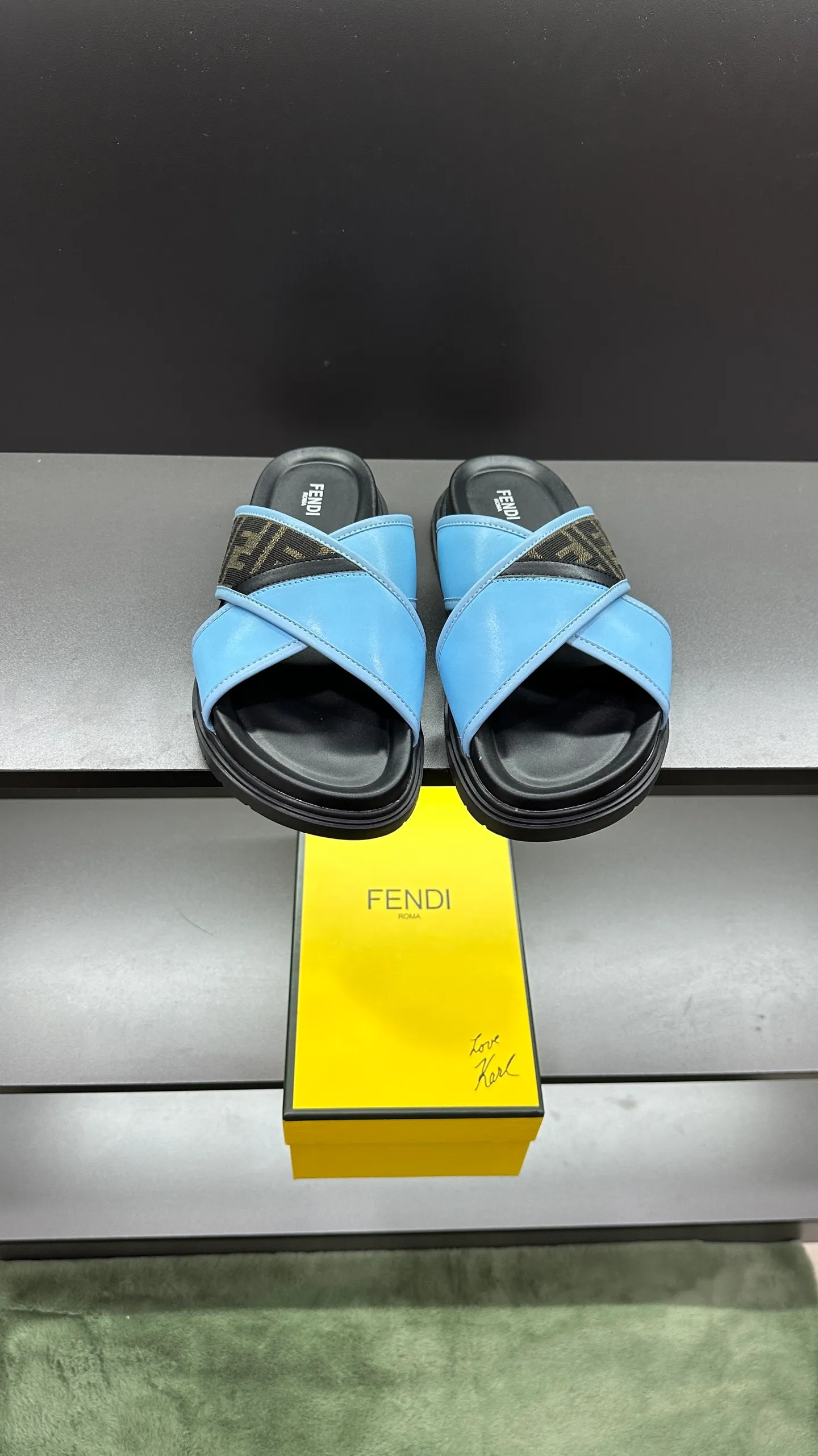 P300 [Fendi Slippers] High-end men's shoes brand, official website 1:1 latest masterpiece: original mold customization, fabrics made of imported original materials, upgraded outsole, lighter and non-slip. The market's top quality, simple yet tasteful, a must-have for fashionistas, fashionable at your feet, full of confidence, the same style at the counter 👍The season of summer slippers is here. Code: 38-45, 46 order